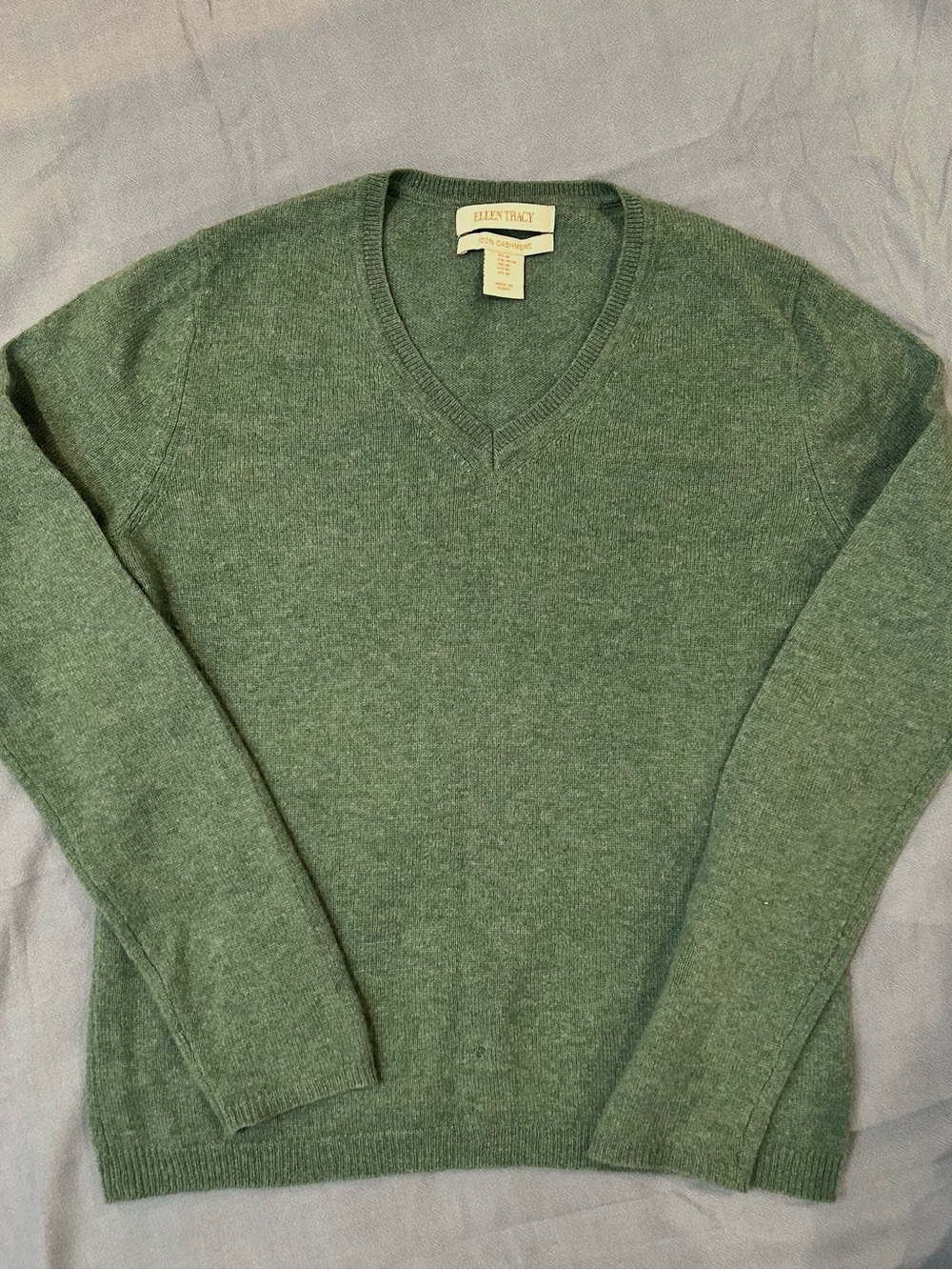 100% Cashmere Women’s Heathered Sage Green V-Neck Sweater